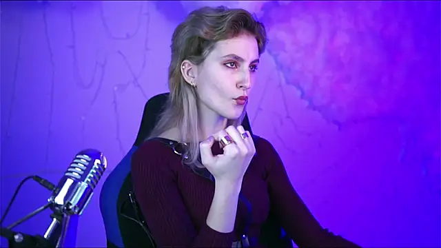 Snapshot of LuxRayi chatting on 5, 1, 2025 LuxRayi online show from 5, 1, 2025