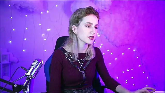 Snapshot of LuxRayi chatting on 5, 1, 2025 LuxRayi online show from 5, 1, 2025