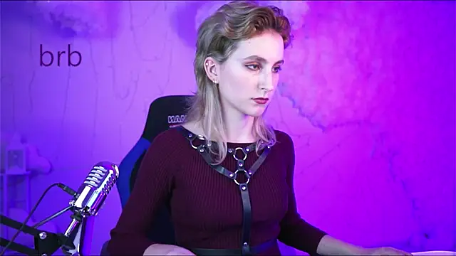 Snapshot of LuxRayi chatting on 5, 1, 2025 LuxRayi online show from 5, 1, 2025