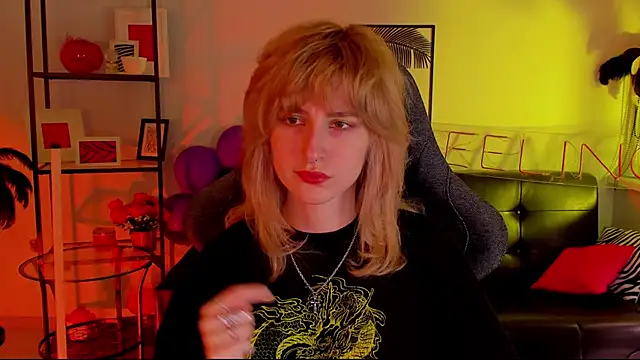 Snapshot of LuxRayi chatting on 6, 1, 2025 LuxRayi online show from 6, 1, 2025