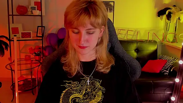 Snapshot of LuxRayi chatting on 6, 1, 2025 LuxRayi online show from 6, 1, 2025