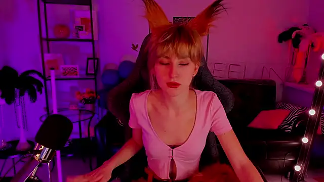 Snapshot of LuxRayi chatting on 7, 1, 2025 LuxRayi online show from 7, 1, 2025