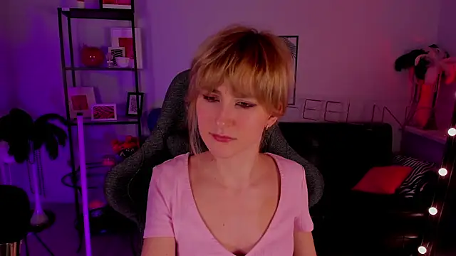 Snapshot of LuxRayi chatting on 7, 1, 2025 LuxRayi online show from 7, 1, 2025