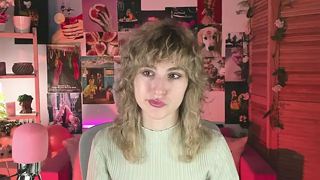 Snapshot of LuxRayi chatting on 8, 1, 2025 LuxRayi online show from 8, 1, 2025