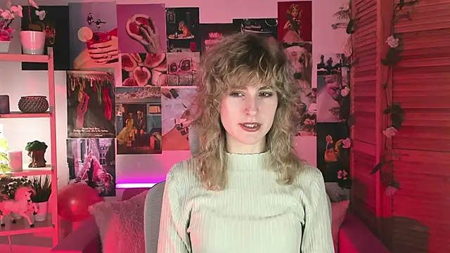 Snapshot of LuxRayi chatting on 8, 1, 2025 LuxRayi online show from 8, 1, 2025