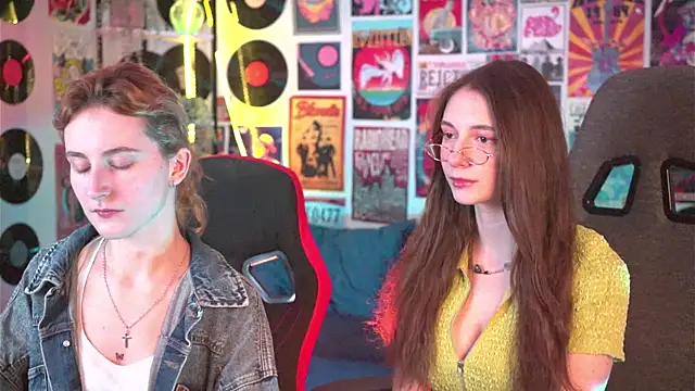 Snapshot of LuxRayi chatting on 10, 1, 2025 LuxRayi online show from 10, 1, 2025