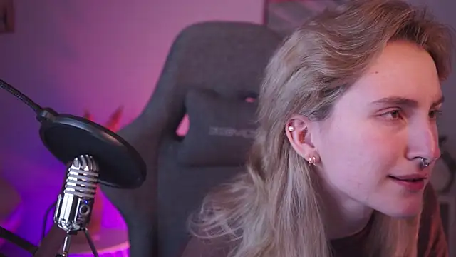 Snapshot of LuxRayi chatting on 13, 1, 2025 LuxRayi online show from 13, 1, 2025