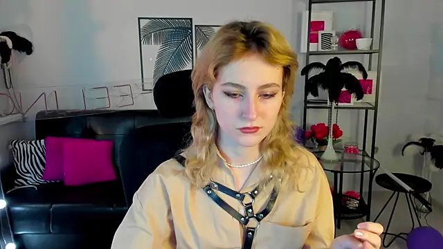 Snapshot of LuxRayi chatting on 25, 1, 2025 LuxRayi online show from 25, 1, 2025