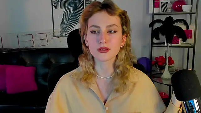 Snapshot of LuxRayi chatting on 25, 1, 2025 LuxRayi online show from 25, 1, 2025