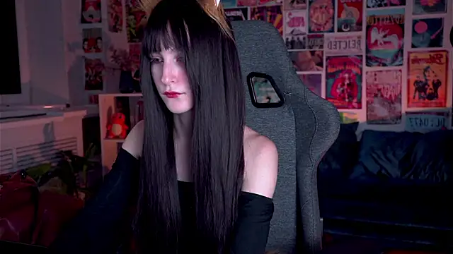 Snapshot of LuxRayi chatting on 1, 2, 2025 LuxRayi online show from 1, 2, 2025