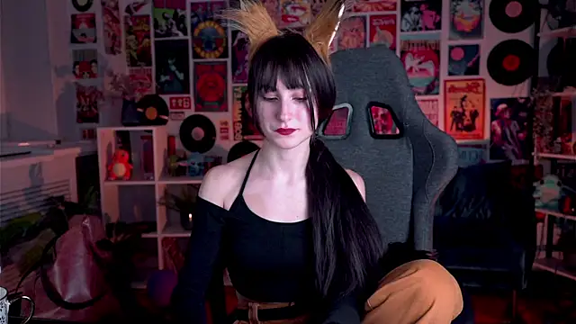 Snapshot of LuxRayi chatting on 1, 2, 2025 LuxRayi online show from 1, 2, 2025