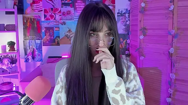 Snapshot of LuxRayi chatting on 7, 2, 2025 LuxRayi online show from 7, 2, 2025