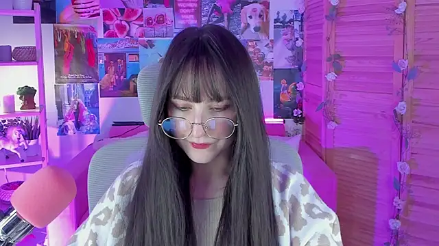 Snapshot of LuxRayi chatting on 7, 2, 2025 LuxRayi online show from 7, 2, 2025