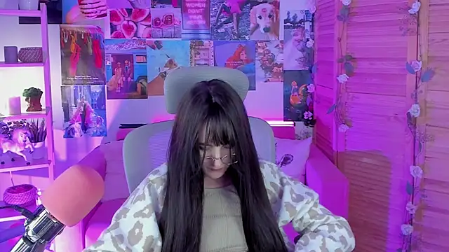 Snapshot of LuxRayi chatting on 7, 2, 2025 LuxRayi online show from 7, 2, 2025