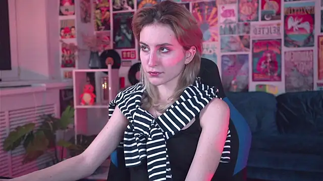 Snapshot of LuxRayi chatting on 19, 2, 2025 LuxRayi online show from 19, 2, 2025