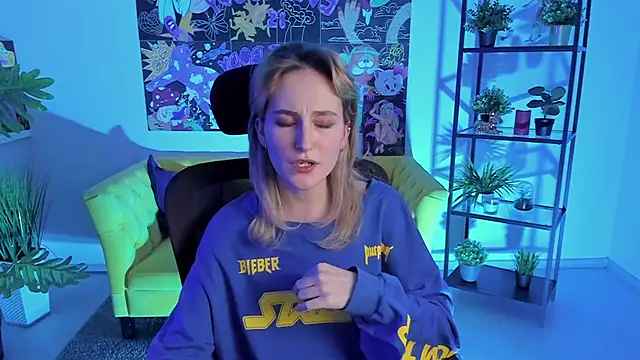 Snapshot of LuxRayi chatting on 21, 2, 2025 LuxRayi online show from 21, 2, 2025