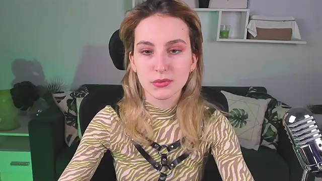 Snapshot of LuxRayi chatting on 2, 3, 2025 LuxRayi online show from 2, 3, 2025