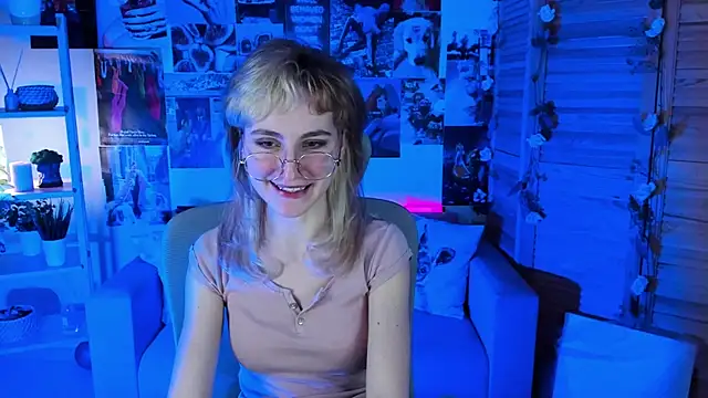 Snapshot of LuxRayi chatting on 12, 3, 2025 LuxRayi online show from 12, 3, 2025