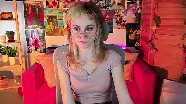 Snapshot of LuxRayi chatting on 12, 3, 2025 LuxRayi online show from 12, 3, 2025