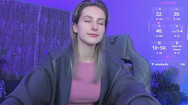 Snapshot of LuxRayi chatting on 12, 9, 2025 LuxRayi online show from 12, 9, 2025