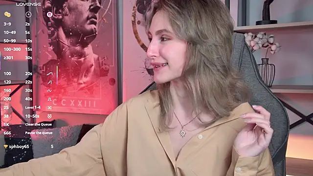 Snapshot of LuxRayi chatting on 8, 10, 2025 LuxRayi online show from 8, 10, 2025