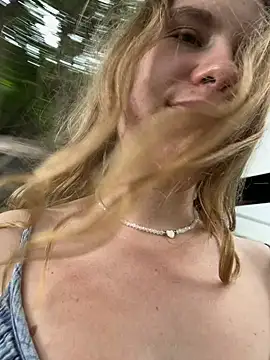 Snapshot of fluffy_bunnyxxx chatting on 23, 12, 2024 fluffy bunnyxxx online show from 23, 12, 2024