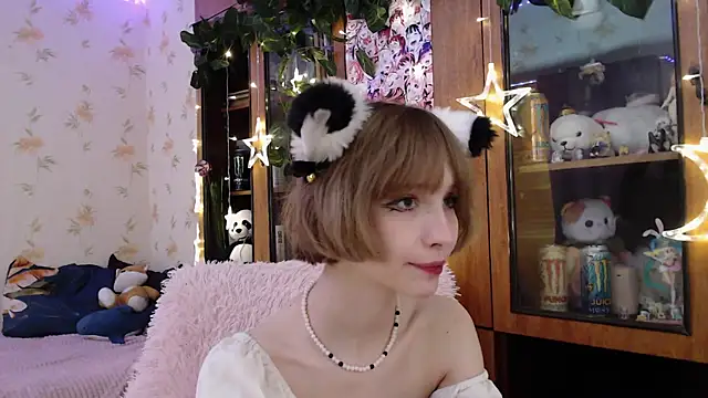 Snapshot of cloudgirrl chatting on 2, 3, 2025 cloudgirrl online show from 2, 3, 2025