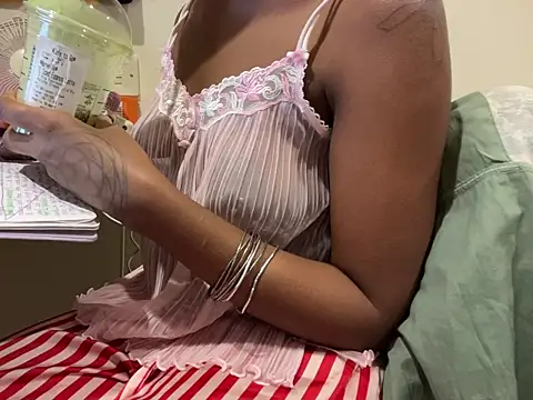 Snapshot of iveedie017 chatting on 6, 11, 2025 iveedie017 online show from 6, 11, 2025