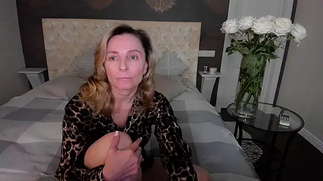 Snapshot of AllisonWilliams chatting on 2, 2, 2026 AllisonWilliams online show from 2, 2, 2026