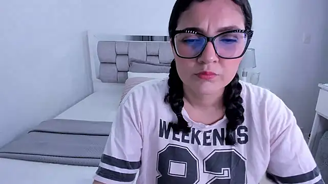 Snapshot of Camilaa_bueno chatting on 6, 6, 2026 Camilaa bueno online show from 6, 6, 2026