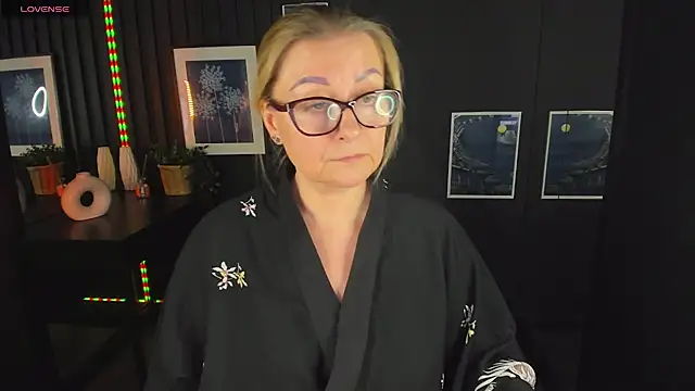 AlexandraKind online show from 4, 3, 2025