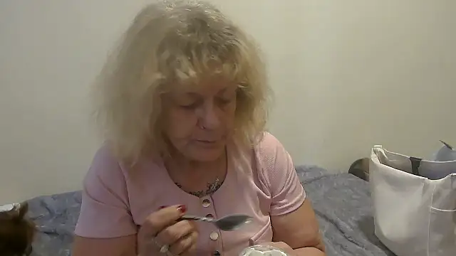 housewife shantie online show from 27, 9, 2025