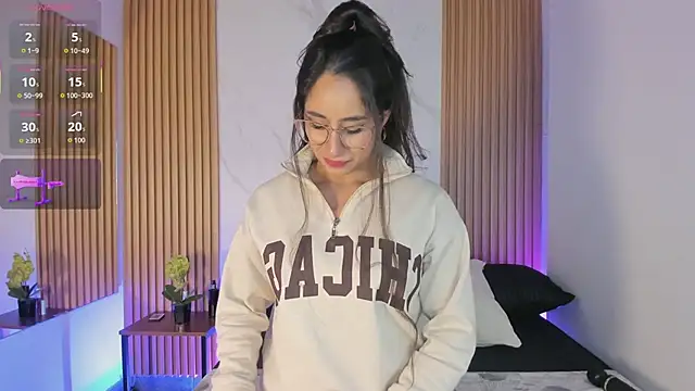 Julia Martinez  online show from 24, 2, 2026