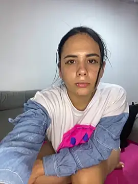 Leyna Kenet online show from 2, 3, 2025