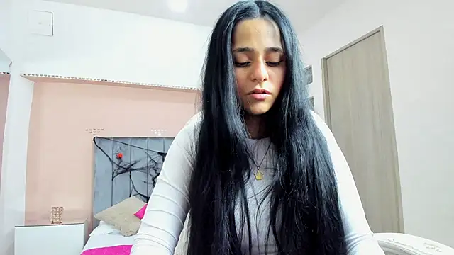 Giselle Roldan online show from 3, 10, 2025