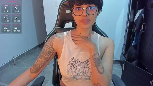 Snapshot of gooddess_isis chatting on 5, 1, 2025 gooddess isis online show from 5, 1, 2025