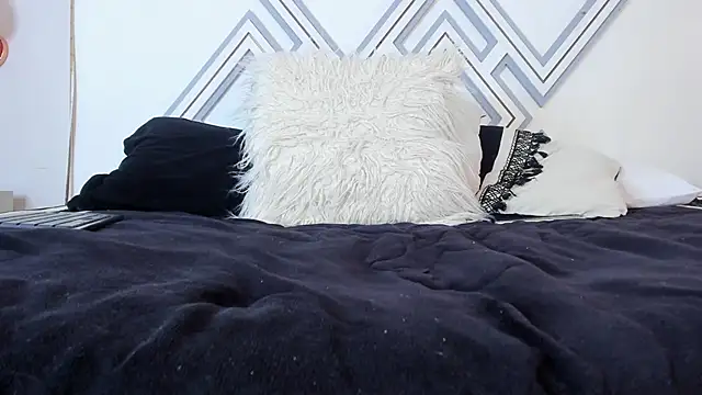 Radiant Naomi online show from 4, 3, 2025