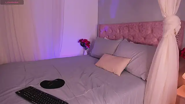 Lia Sweett  online show from 3, 3, 2025