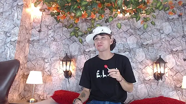 Samuel Hilton online show from 13, 12, 2024