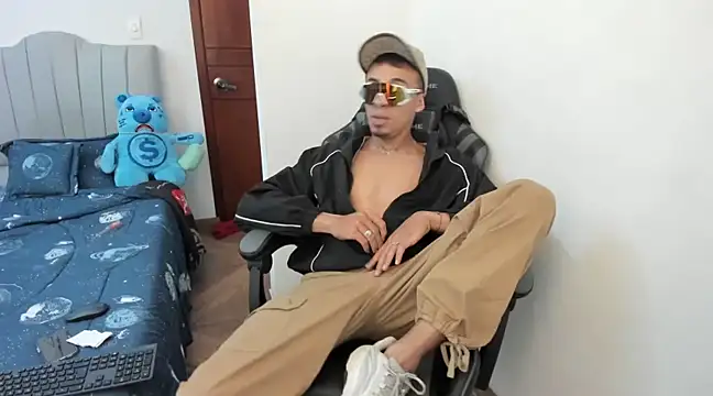 Snapshot of twink_latino5 chatting on 5, 1, 2025 twink latino5 online show from 5, 1, 2025