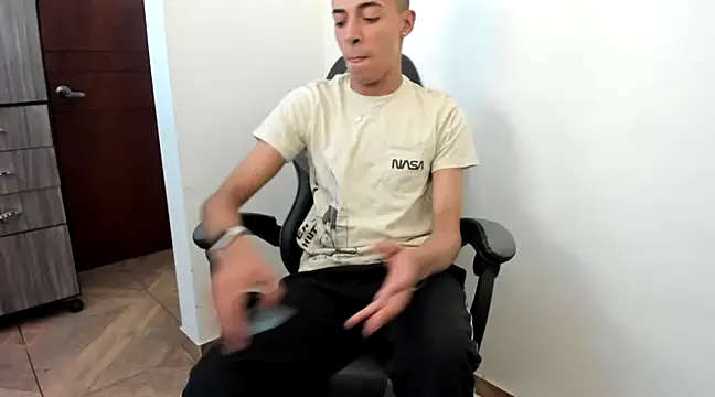 Snapshot of twink_latino5 chatting on 1, 2, 2025 twink latino5 online show from 1, 2, 2025