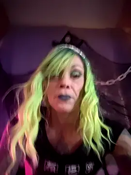 Snapshot of MommyMisfit chatting on 7, 10, 2025 MommyMisfit online show from 7, 10, 2025