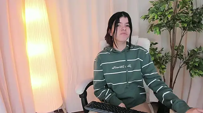 Snapshot of Maddy_bennet chatting on 20, 3, 2025 Maddy bennet online show from 20, 3, 2025