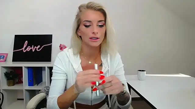 Lia Benini online show from 4, 2, 2025