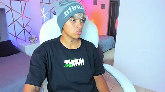 Snapshot of Dominick_jones chatting on 7, 1, 2025 Dominick jones online show from 7, 1, 2025