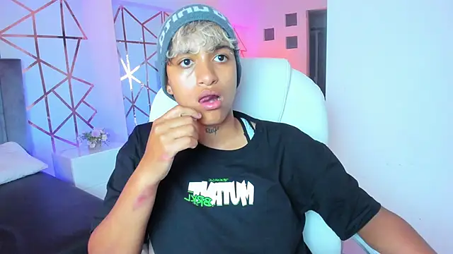 Snapshot of Dominick_jones chatting on 8, 1, 2025 Dominick jones online show from 8, 1, 2025