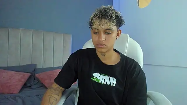 Snapshot of Dominick_jones chatting on 12, 1, 2025 Dominick jones online show from 12, 1, 2025