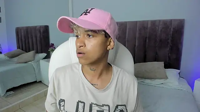 Snapshot of Dominick_jones chatting on 8, 2, 2025 Dominick jones online show from 8, 2, 2025