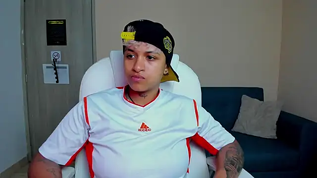 Snapshot of Dominick_jones chatting on 10, 9, 2025 Dominick jones online show from 10, 9, 2025