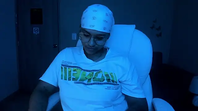 Snapshot of Dominick_jones chatting on 4, 10, 2025 Dominick jones online show from 4, 10, 2025